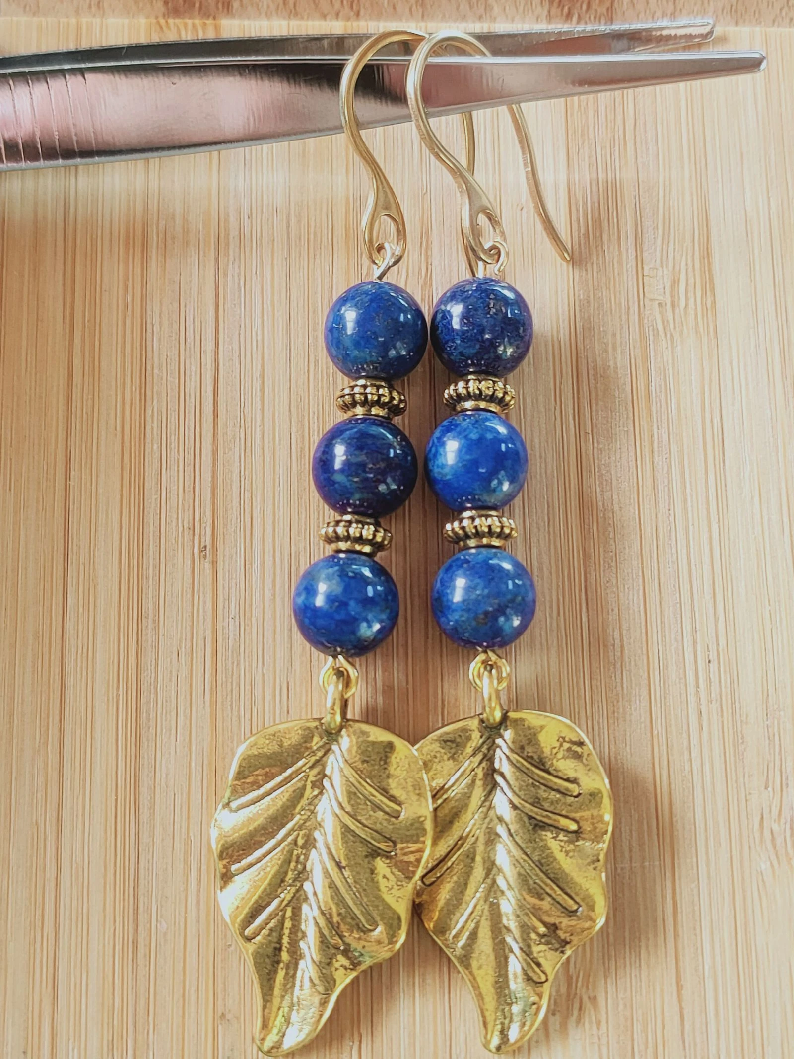 Une paire de boucles d'oreilles en lapis-lazuli